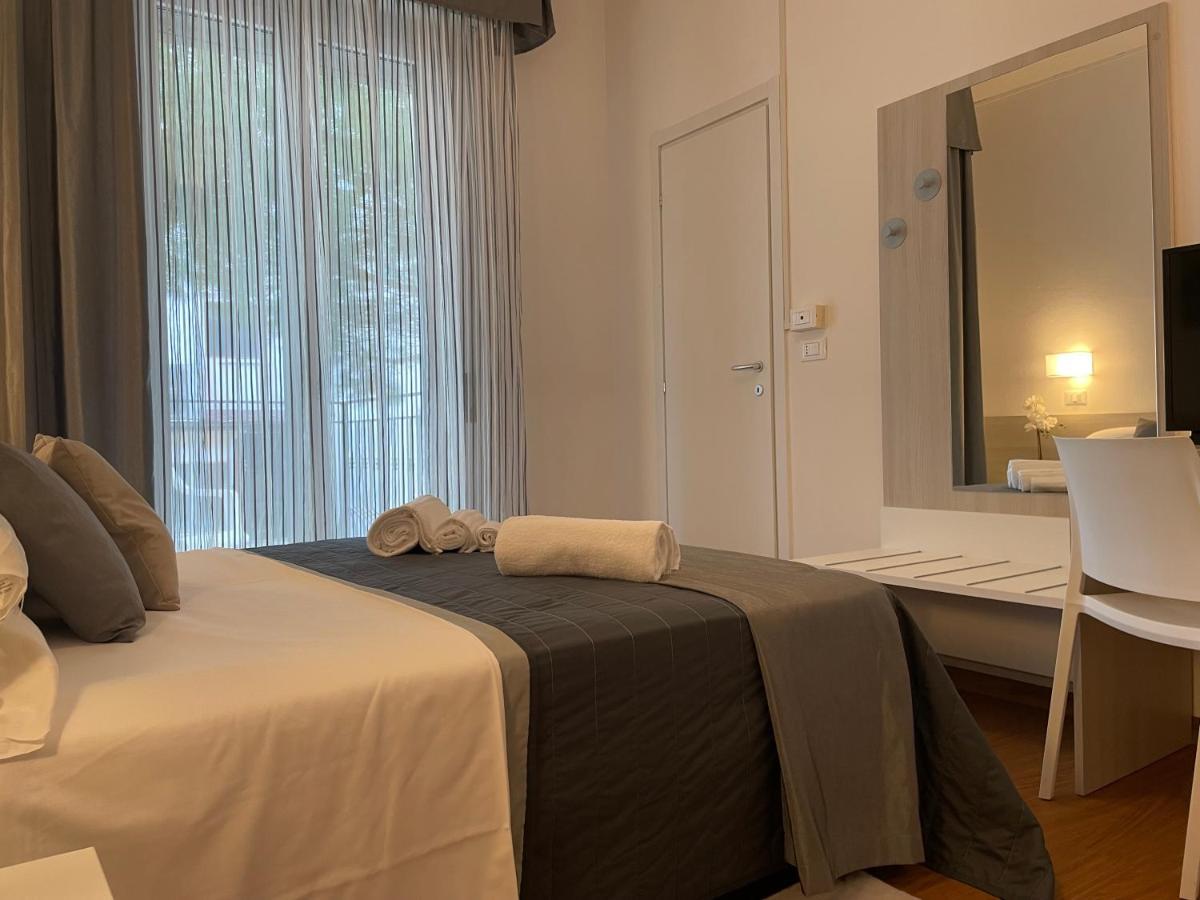 Hotel Augustus Milano Marittima Buitenkant foto