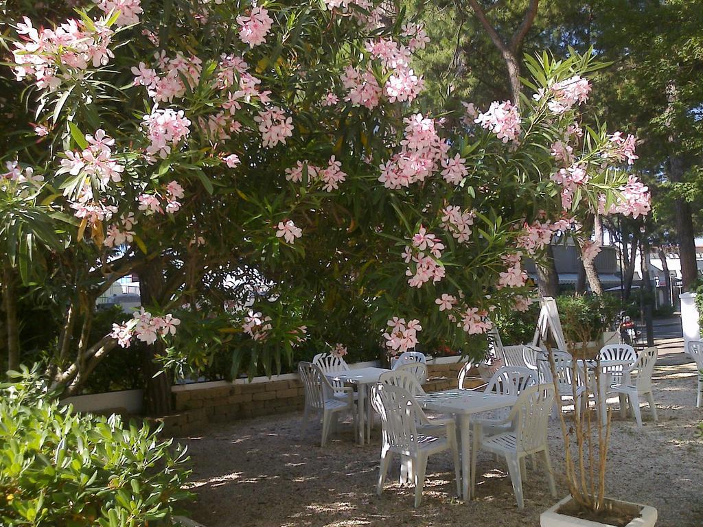 Hotel Augustus Milano Marittima Buitenkant foto